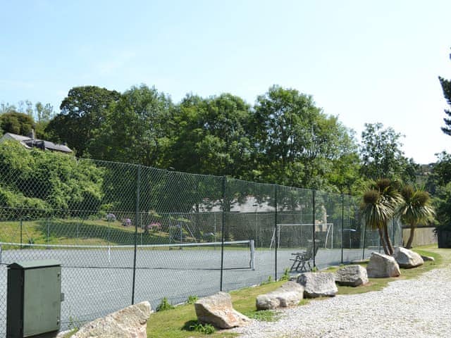 Use of shared tennis court at Maen Valley holiday park