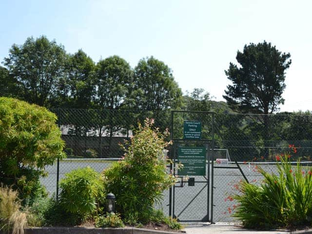 Use of shared tennis court at Maen Valley holiday park