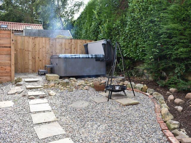 Gravelled area with hot tub and fire cauldron | Poppy Lodge - Tavern Cottages, Newsham, near Richmond