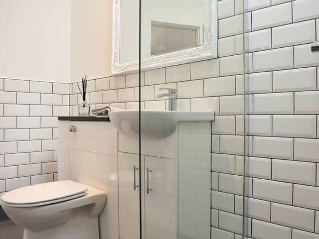 Shower room with ealk-in shower | Poppy Lodge - Tavern Cottages, Newsham, near Richmond