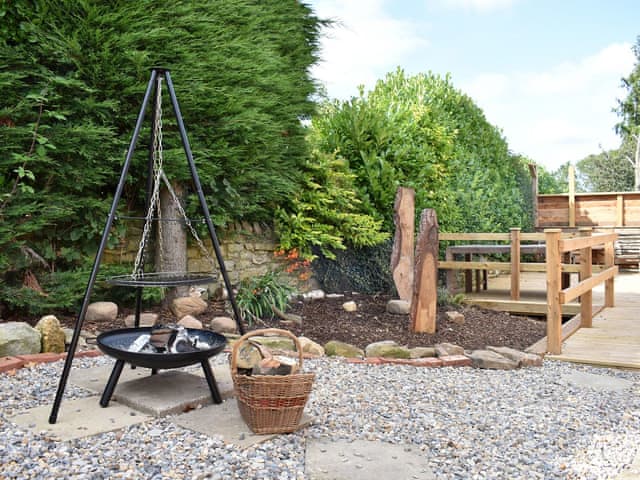 Gravelled outdoor area | Poppy Lodge - Tavern Cottages, Newsham, near Richmond