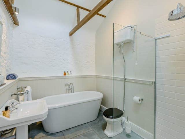 Impressive en-suite with with roll-top bath | The Stables - Kingates Farm, Whitwell, near Ventnor