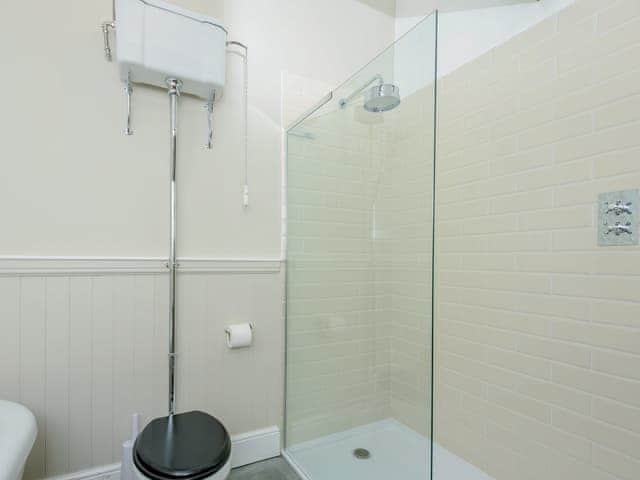 Impressive en-suite with with roll-top bath | The Stables - Kingates Farm, Whitwell, near Ventnor