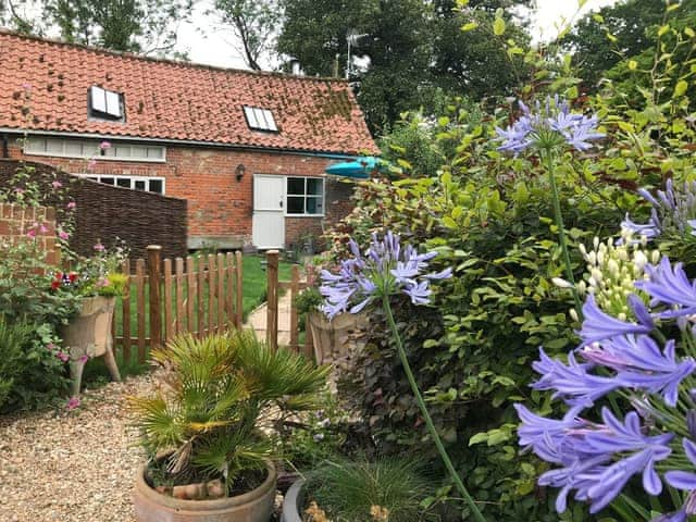 Delightful holiday home with beautiful mature garden | Simpers Drift, Great Glemham, near Framlingham