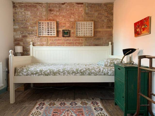 Airy single bedroom with daybed | Coastguard&rsquo;s Cottage, Burnham Overy Staithe, near Burnham Market