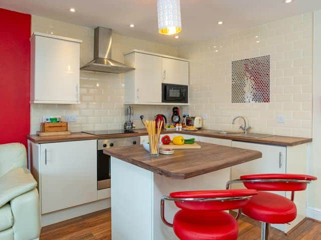 Well planned kitchen with breakfast island | The Starfish - Harbour Lights, Brixham