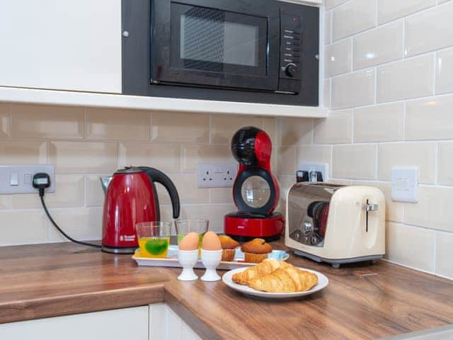 Well appointed kitchen with many appliances | The Starfish - Harbour Lights, Brixham