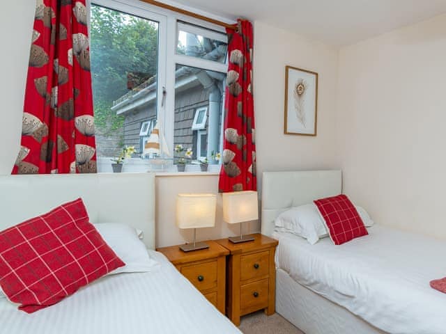 Light and airy twin bedroom | The Starfish - Harbour Lights, Brixham