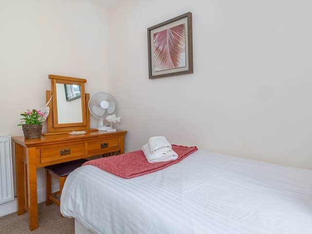 Bedroom with attractive dressing area | The Starfish - Harbour Lights, Brixham