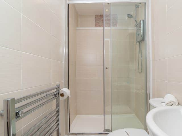 Shower room with heated towel rail | The Starfish - Harbour Lights, Brixham