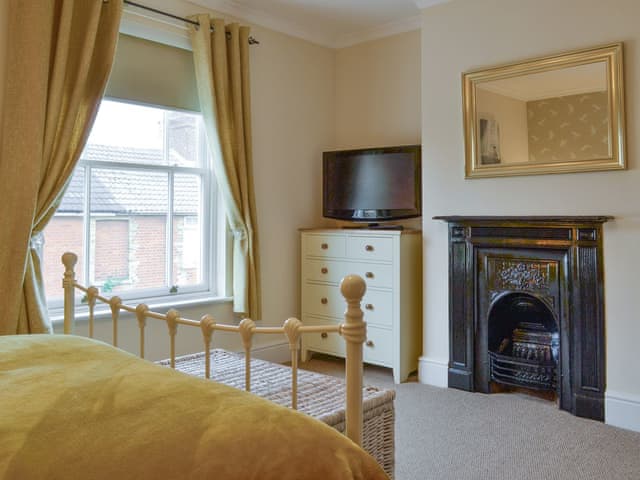 Peaceful double bedroom | Cats Cottage, Kessingland, near Lowestoft