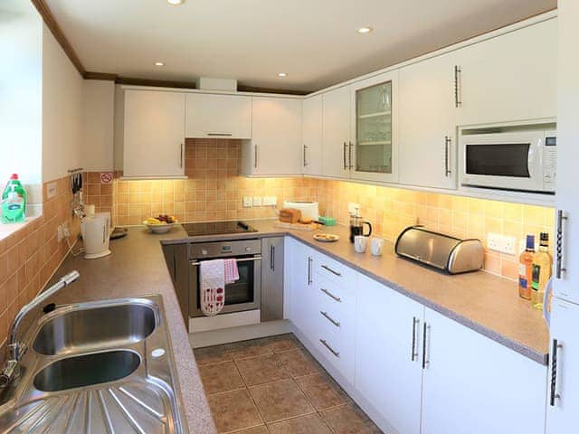 Well-equipped fitted kitchen | The Bran House - The Courtyard, Hareby, near Horncastle