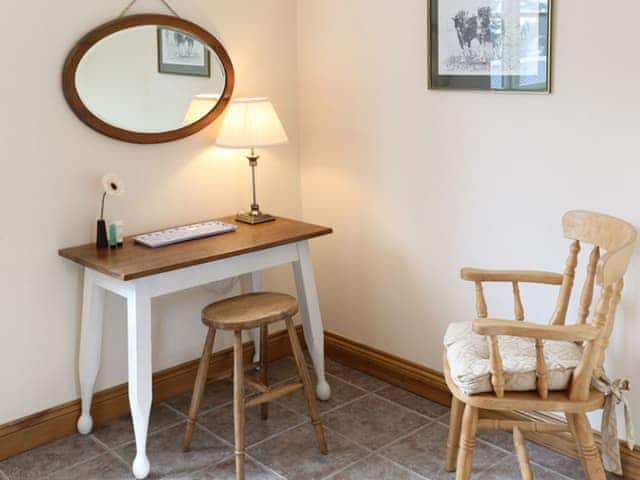 Attractive dressing area within the twin bedroom | The Bran House - The Courtyard, Hareby, near Horncastle