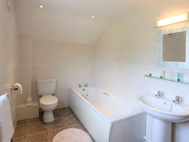 Family bathroom | The Bran House - The Courtyard, Hareby, near Horncastle