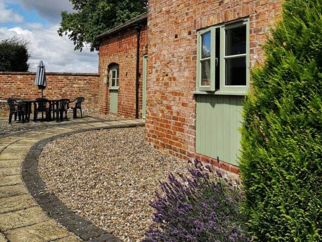 Gravelled patio area with outdoor furniture | The Bran House - The Courtyard, Hareby, near Horncastle