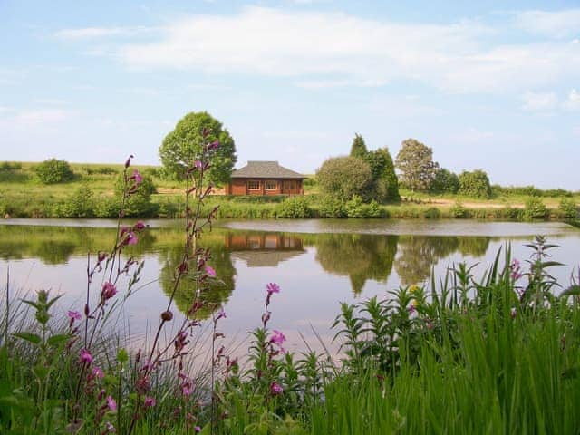 Stunning lakeside holiday home | Kingfisher Lodge, Hagworthingham