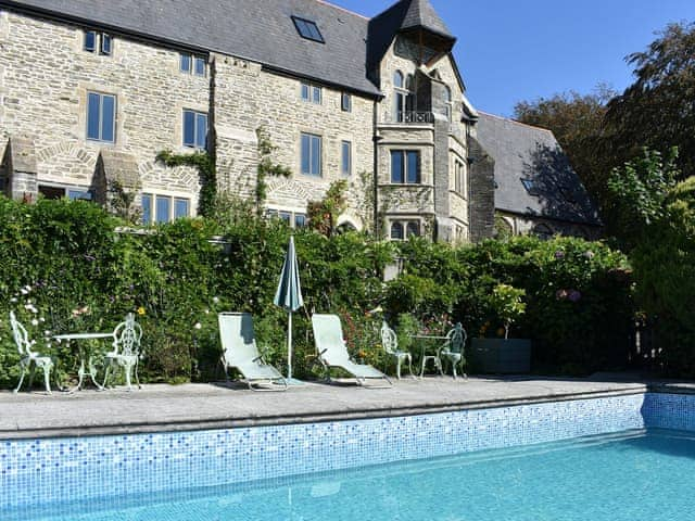 Wonderful apartment in a stunning building with shared outdoor pool | Cloisters Cottage, Stable Cottage - Peregrine Hall Cottages, Lostwithiel