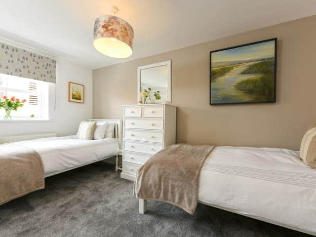 Spacious en-suite twin bedroom | Endeavour Cottage, Whitby