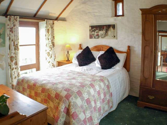 Double bedroom | The Mealhouse - Polean Farm Cottages, Pelynt, near Looe