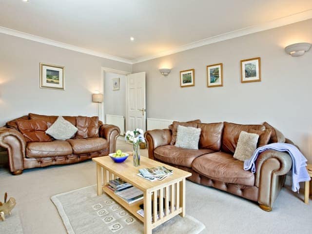 Ample seating in the living room | Chyandour, Fowey