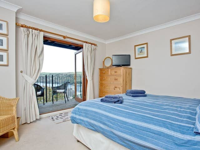 Double bedroom with balcony | Chyandour, Fowey