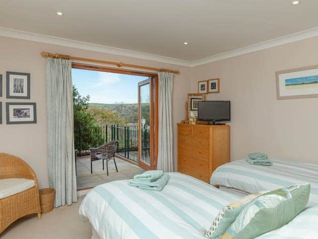 Twin bedroom with balcoy | Chyandour, Fowey