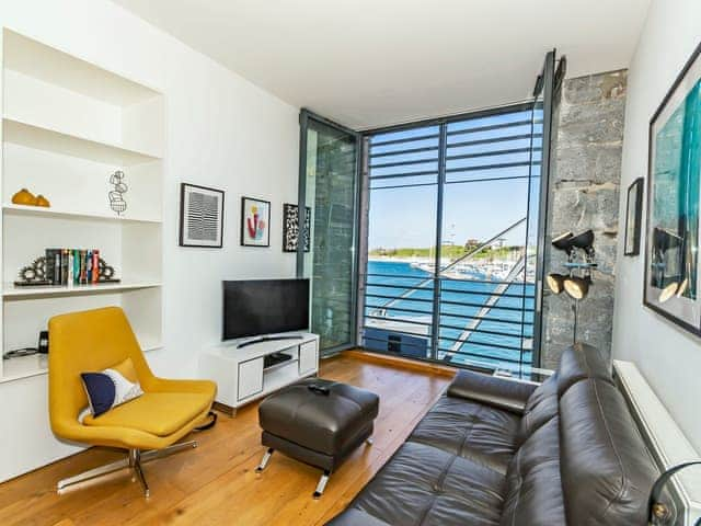 Beautifully presented living area with views | 42 Brewhouse - Brewhouse, Plymouth