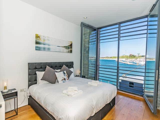 Sumptuous double bedroom with views | 42 Brewhouse - Brewhouse, Plymouth