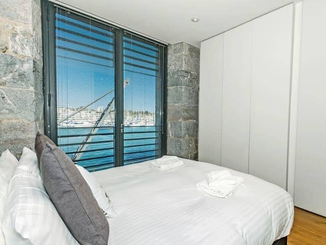 Sumptuous double bedroom with views | 42 Brewhouse - Brewhouse, Plymouth