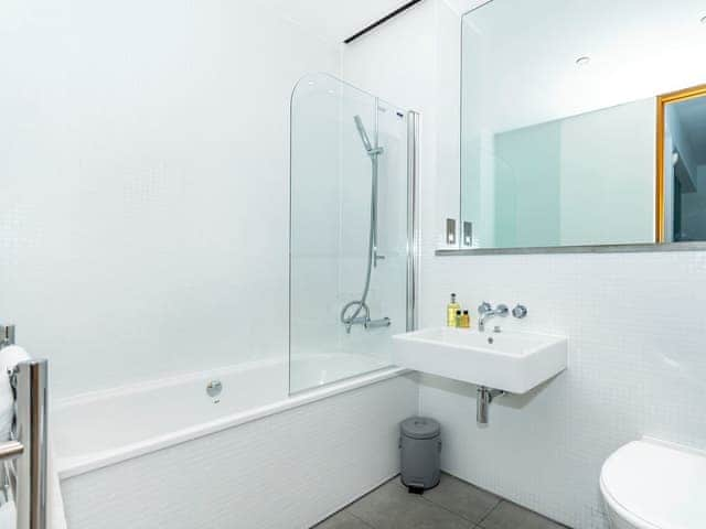 Generous sized bathroom | 42 Brewhouse - Brewhouse, Plymouth