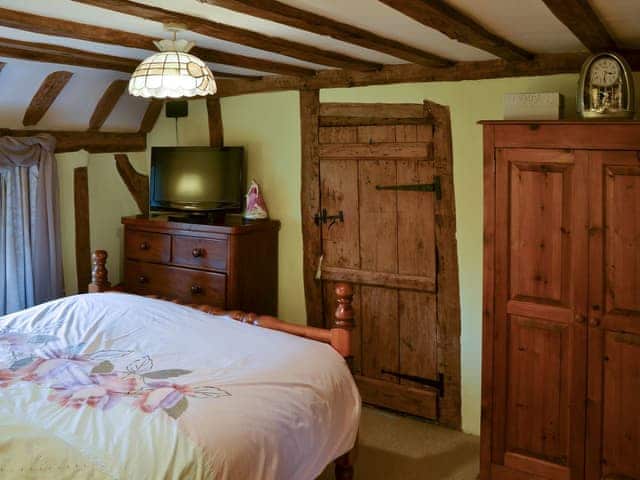 Beamed bedroom with original features | Tattlepot Farmhouse, Pulham Market, near Diss