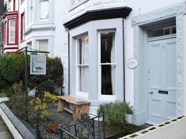 Traditional Lakeland home with bench seatin in the front garden | Siskin, Keswick