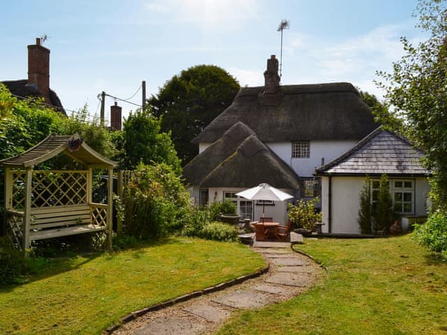 Charming thatched cottage with mature gardens | Yew Tree Cottage, Farnham, near Blandford Forum
