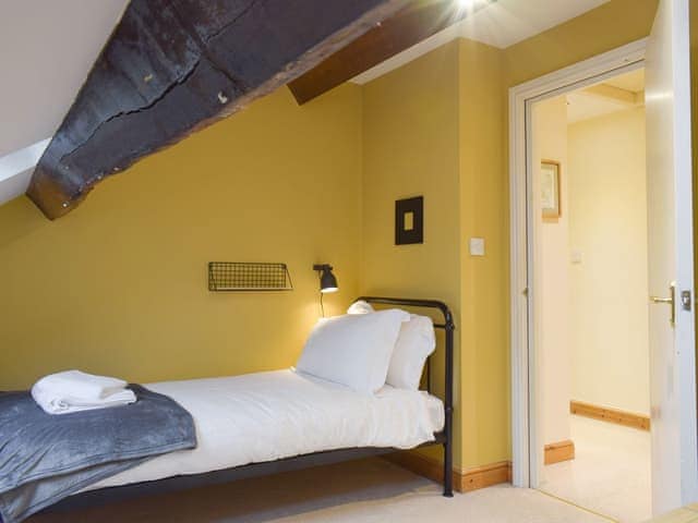 Restful twin bedroom | Kelvin House, Grassington, near Skipton