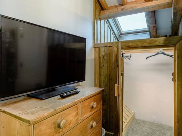 Impressive double bedroom with en-suite | Honey Pots, Foulden, near Swaffham