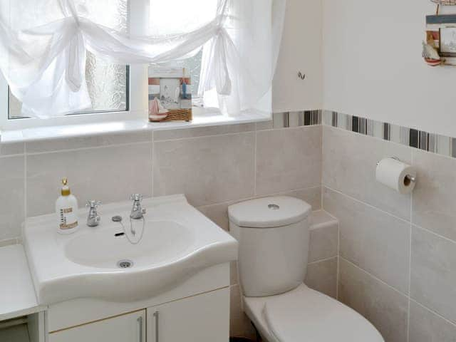 Bathroom | Tracara Apartment - Tracara, Horning, near Norwich