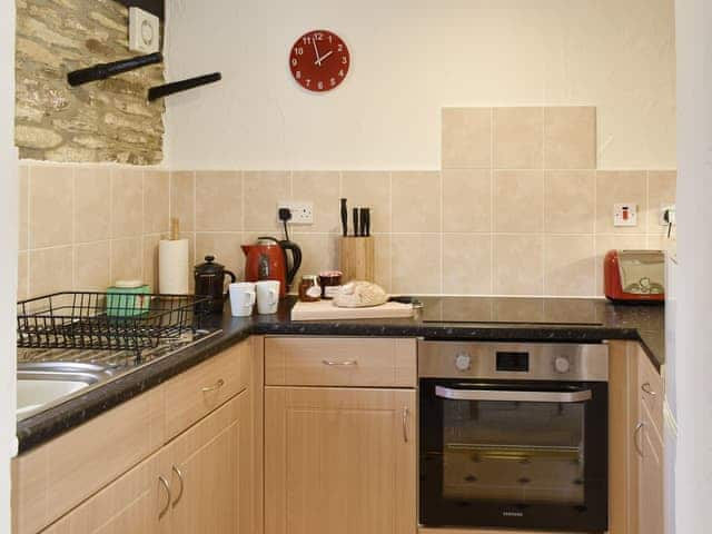 Well-equipped fitted kitchen | Penny&rsquo;s Cottage - Cartole Cottages, Pelynt, near Looe