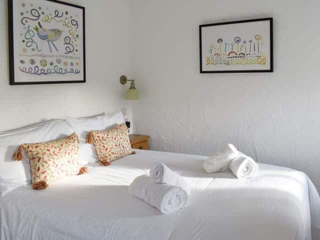 Relaxing double bedroom | Penny&rsquo;s Cottage - Cartole Cottages, Pelynt, near Looe