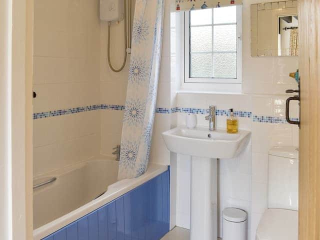 Family bathroom with shower over bath | Penny&rsquo;s Cottage - Cartole Cottages, Pelynt, near Looe