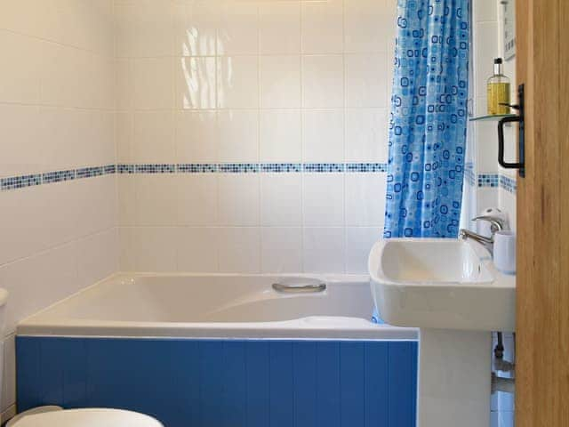 Family bathroom with shower over bath | Kernewyck - Cartole Cottages, Pelynt, near Looe