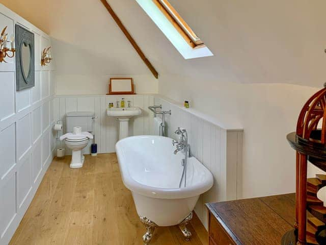 En-suite bathroom | Moorhen Cottage - Penn Estate, Hollingbourne