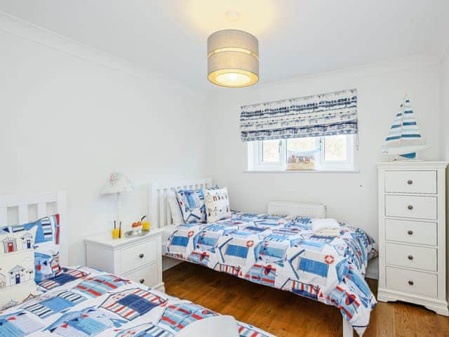 Comfortable twin bedroom | Corner House, East Runton