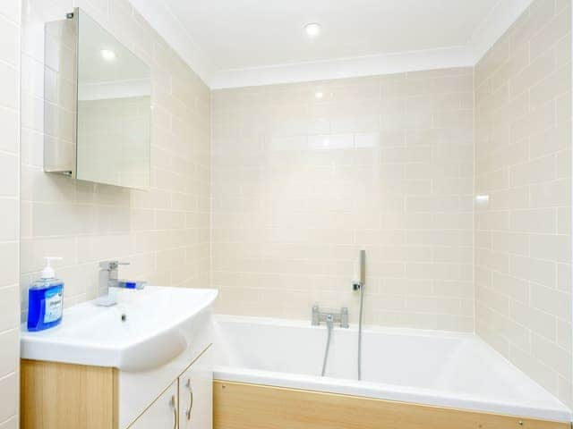 Generous sized  bathroom | Corner House, East Runton