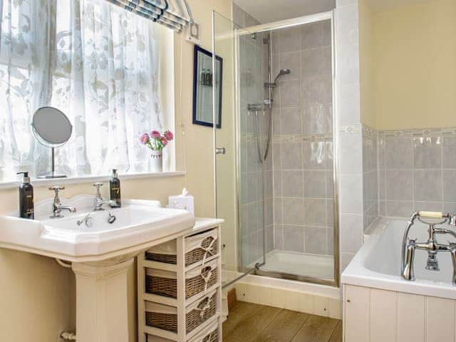 Well presented bathroom | Blackberry Cottage, Coads Green, near Launceston