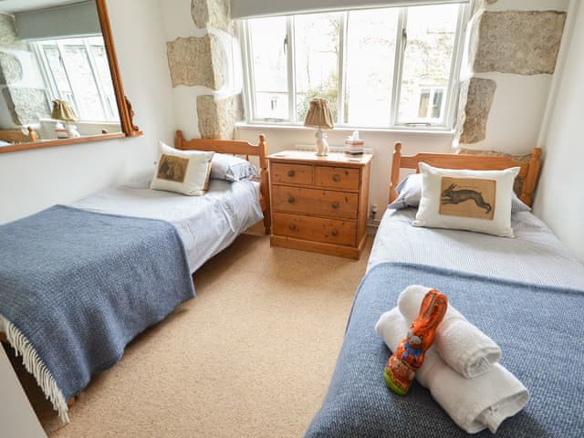 Twin bedroom | The Stable - Gwedna Barns, Godolphin Cross, Helston