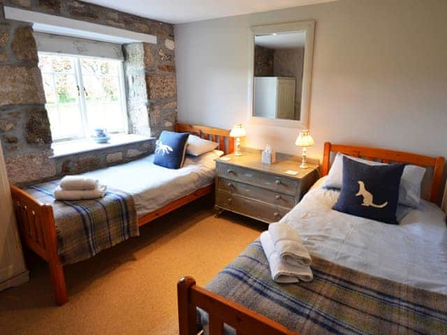 Bedroom with twin single beds | The Long Barn - Gwedna Barns, Godolphin Cross, Helston