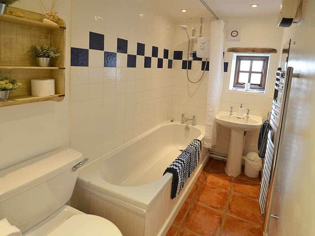 Bathroom with shower over the bath | The Long Barn - Gwedna Barns, Godolphin Cross, Helston