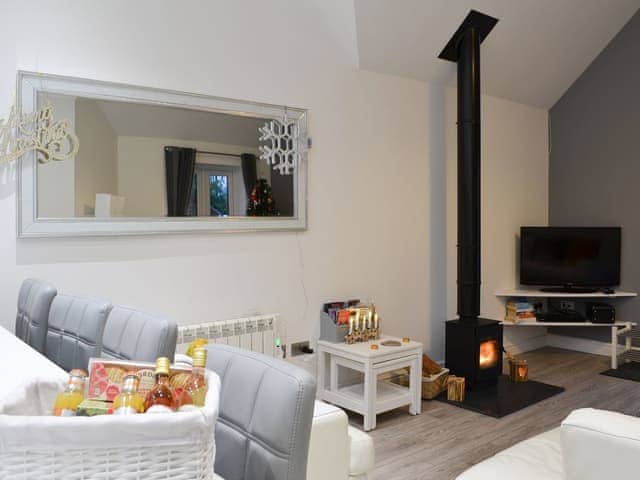 Convenient living, dining and kitchen areas | Sunflower Cottage - Hoxne Cottages, Strensall, near York