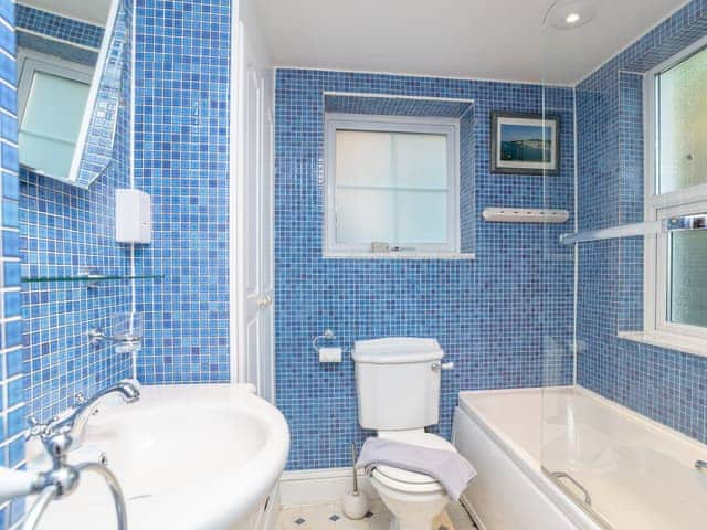 Ensuite bathroom | St Catherines Court No 4, Fowey