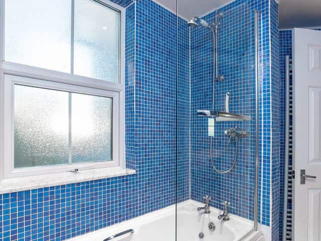 Ensuite bathroom | St Catherines Court No 4, Fowey